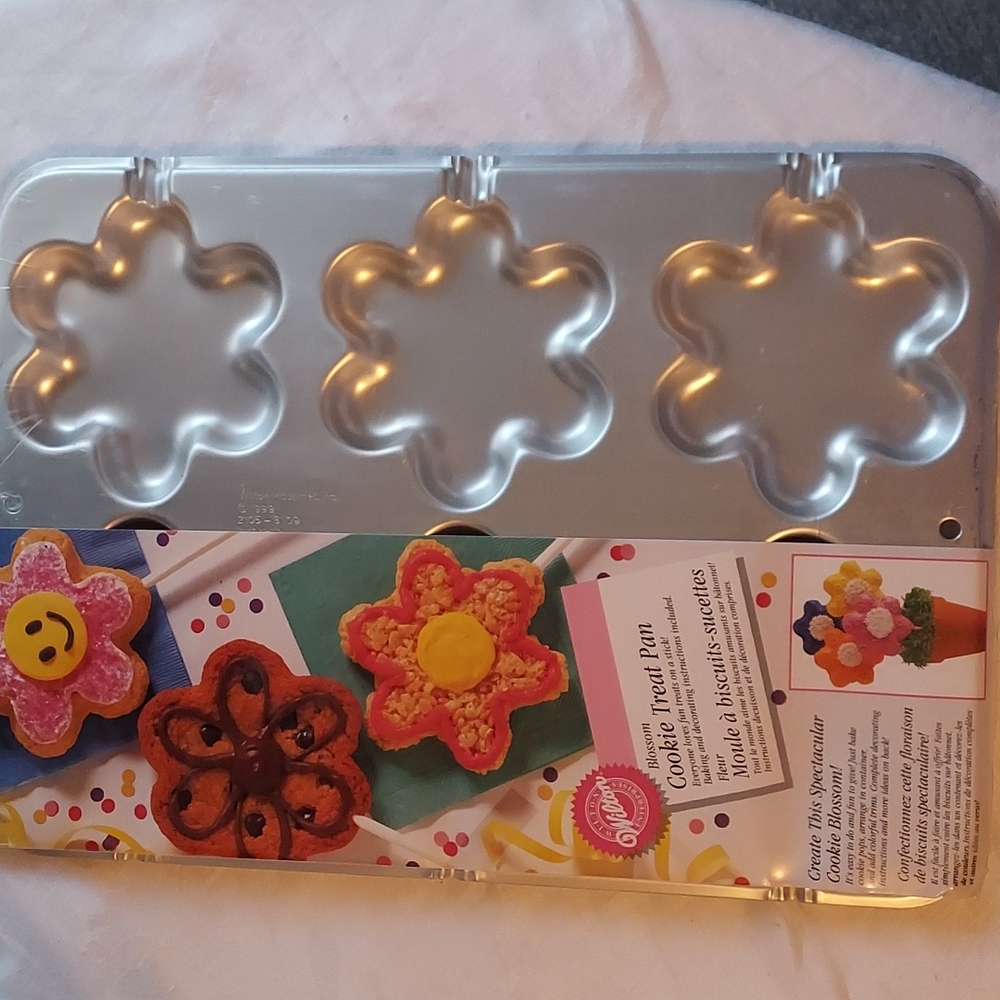 Wilton New 2 pc Set Star & Flower Cookie/Treat Gift Basket Treat Pans